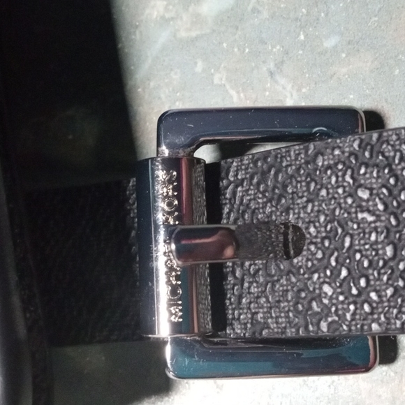 New MICHAEL KORS Women's Signature MK Logo Thin Fanny Pack. Large - Picture 7 of 9